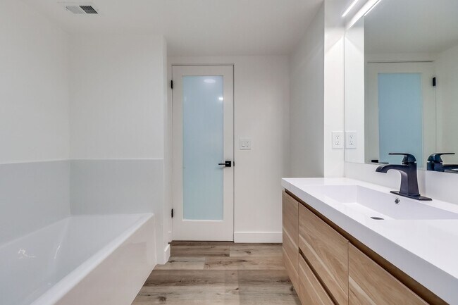 Building Photo - 435 N Oakhurst Dr