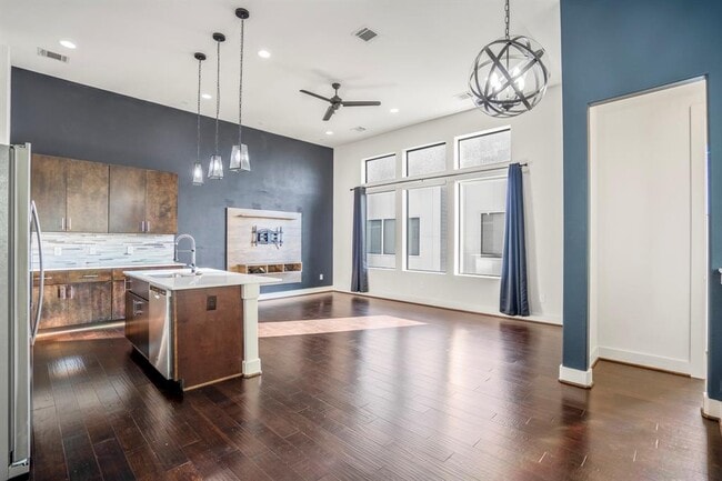 Building Photo - 3208 N MacGregor Way