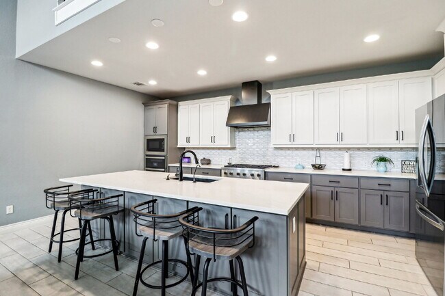 Building Photo - "Spacious 5-Bed Oasis with 4.5 Baths – You...