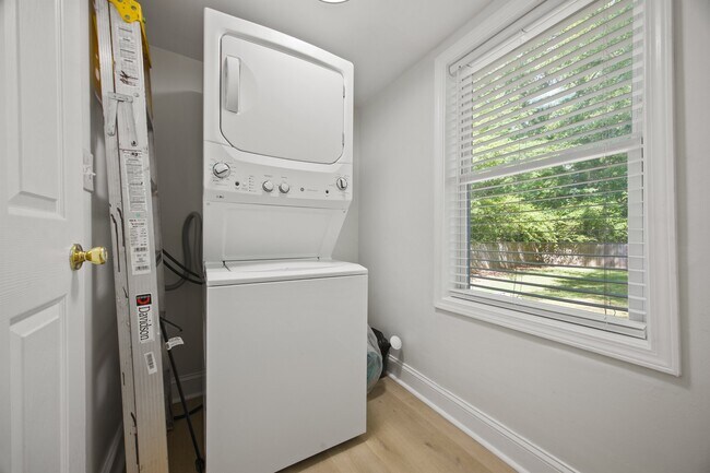 Building Photo - 1346 Lorenzo Dr SW