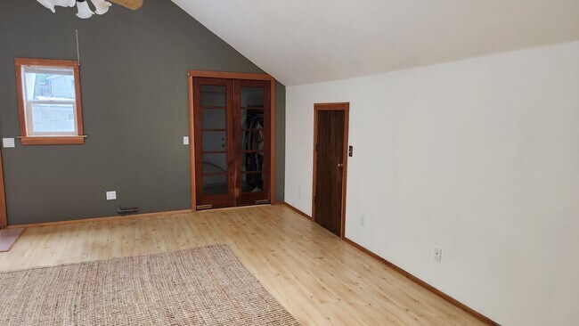 Building Photo - Large Home Close to Town In The Trees