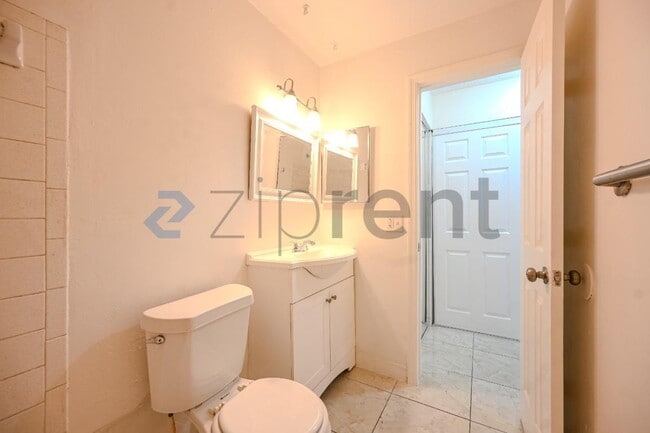 Building Photo - 6040 SW 26th St