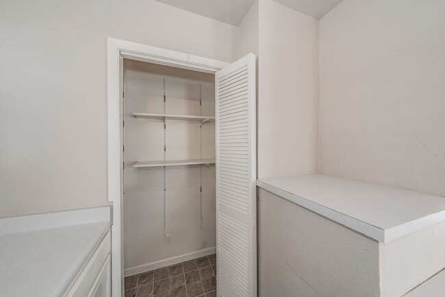 Building Photo - 3 Bedroom, 1.5 Bathroom in West Worth Village