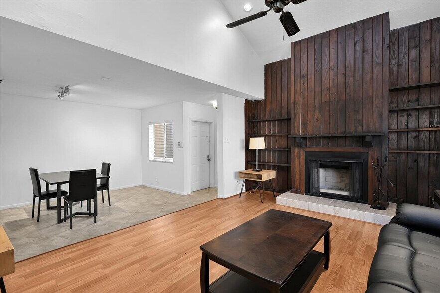 Building Photo - 4011 Coral Springs Dr