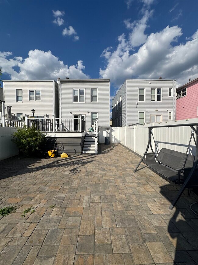 Building Photo - 395 Cator Ave