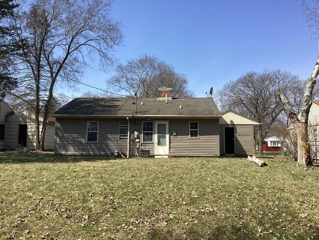 Building Photo - 2 Bedroom Single Family Home