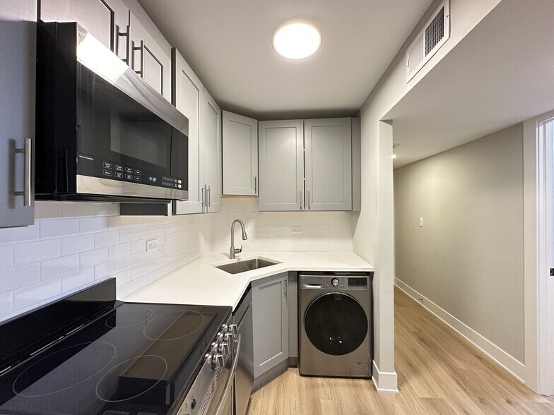 Building Photo - 1214 N La Salle Dr