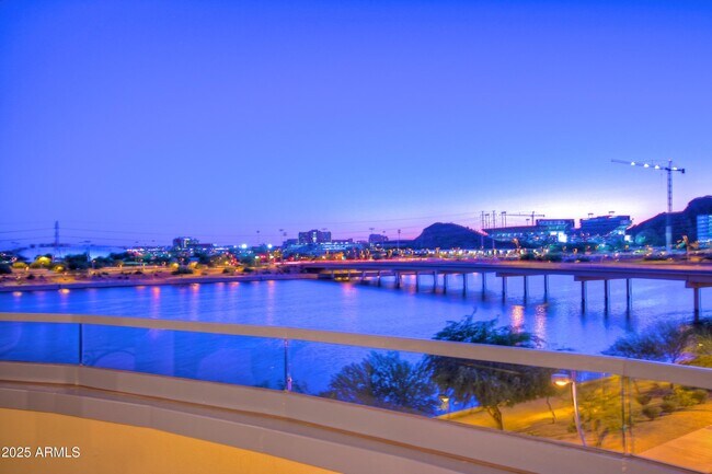 Building Photo - 945 E Playa Del Norte Dr