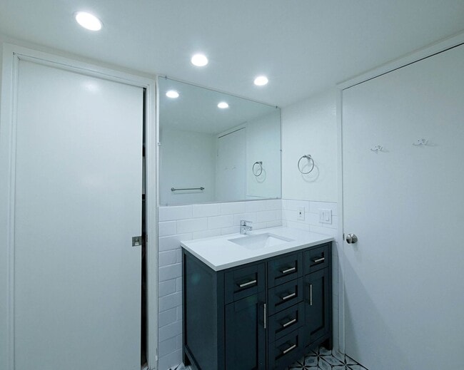 Building Photo - Beautiful townhouse available for rent