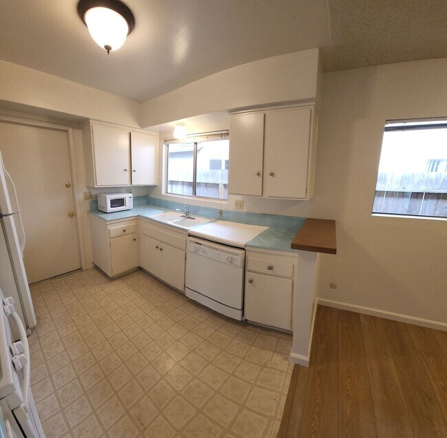 Building Photo - 4 bed 2 bath spacious home with 2 car garage in SLO!