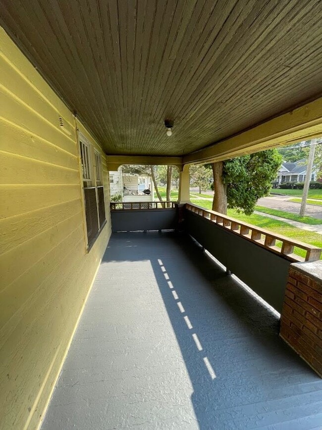 Building Photo - Four bedroom one bathroom home for rent