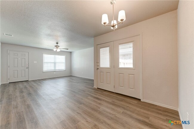 Building Photo - 609 Lost Trl