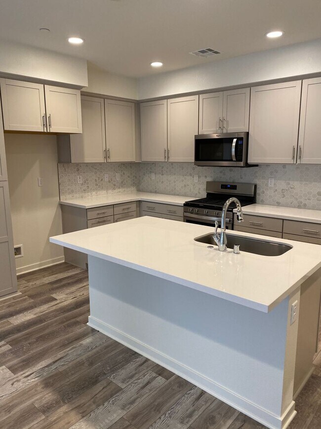 Building Photo - Beautiful 3 bed, 3 bath home in new community!