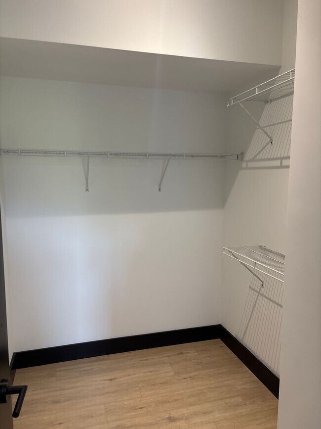 Building Photo - Comfort Meets Convenience – 2-Bedroom Apartment Near the Riverfront