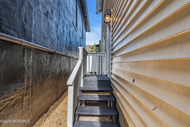 Building Photo - 303 Comstock St