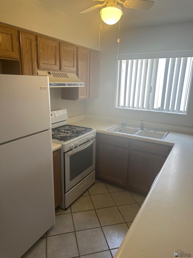 Building Photo - 1605 W Santa Maria Way