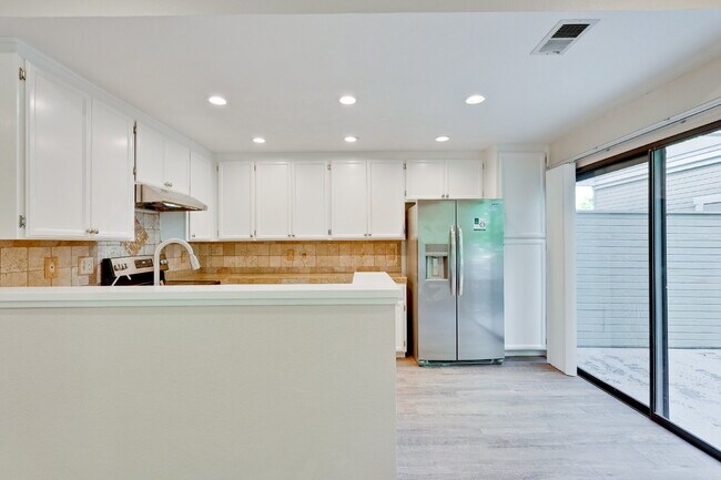 Building Photo - Large, Bright Sunnyvale Townhome near Border of Mountain View