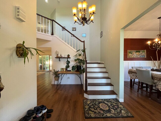 Building Photo - Beautiful 4Bd + 3Ba in Portland!! Offers Beautiful Outdoor Views and Great Gardening Backyards!!
