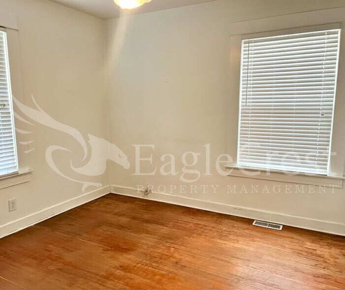 Building Photo - Charming 3BR Home with Spacious Yard & Bonus Living Space
