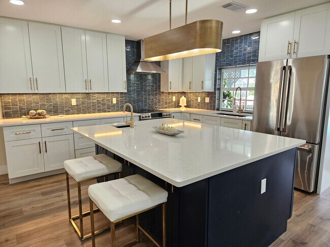 Building Photo - Annual Rental or 6+ month option - FURNISHED HEATED POOL HOME. Gorgeous 3 Bedroom, 3 Bath, 2 Car ...