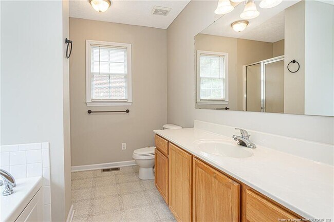 Building Photo - 402 Roundtree Dr