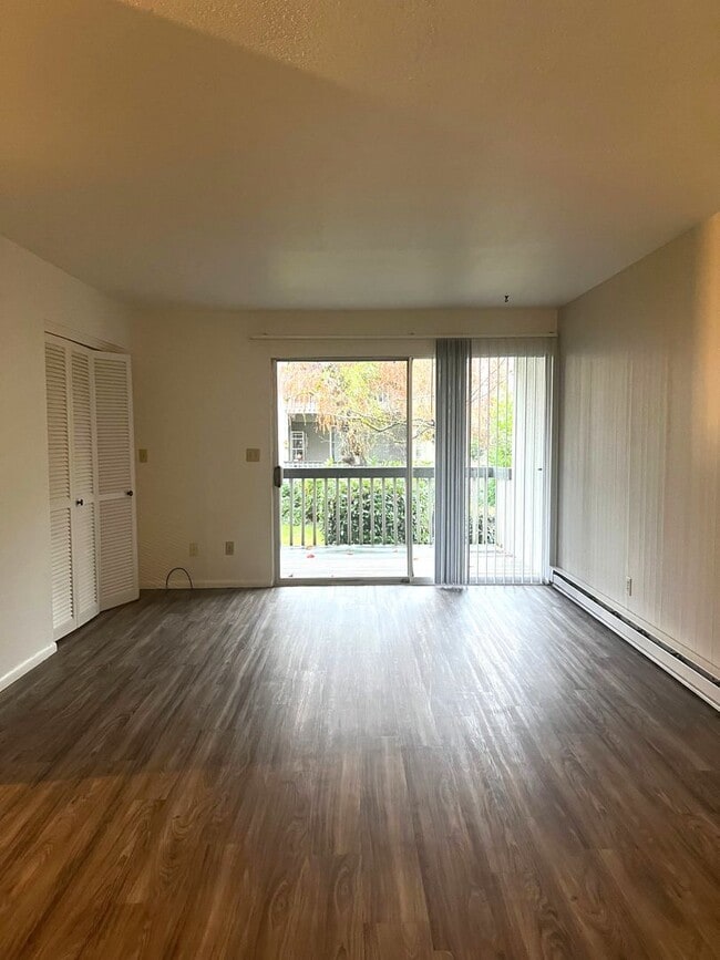 Building Photo - Rent Special - Ground Level 2 Bedroom Unit