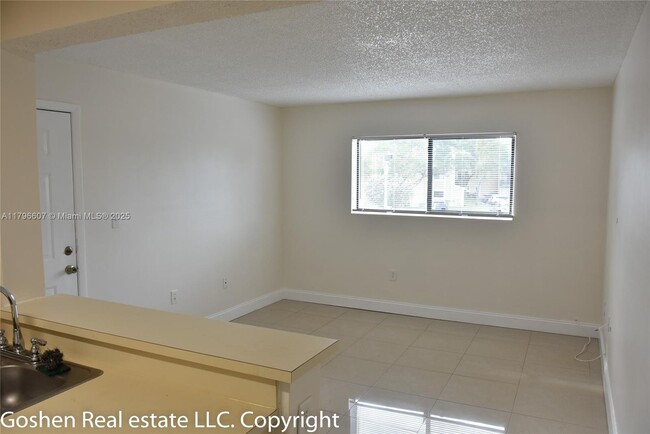 Building Photo - 351 Palm Way
