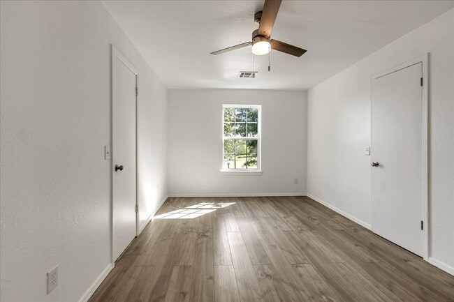 Building Photo - 9710 N Oak Cliff Dr