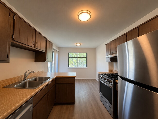Building Photo - 355 Lambert Dr