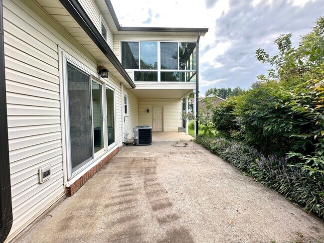Building Photo - Stunning Single-Family Home with Plenty of...