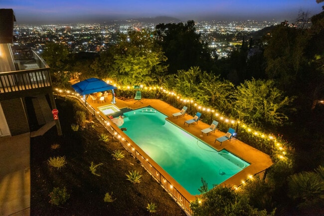 Building Photo - 5048 Bluff Pl