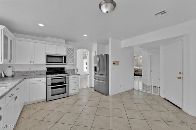 Building Photo - 2128 Desert Pines St