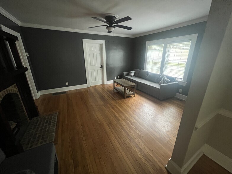Unit A living room - 8542 Campbellton St
