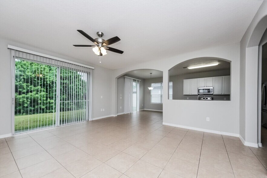 Building Photo - 2041 The Oaks Blvd