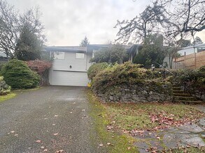 Building Photo - Beautiful 4 Bedroom Home with Fully Fenced Backyard!