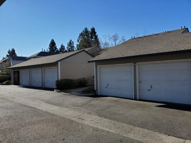 Building Photo - 2 bedroom in Santa Rosa CA 95403