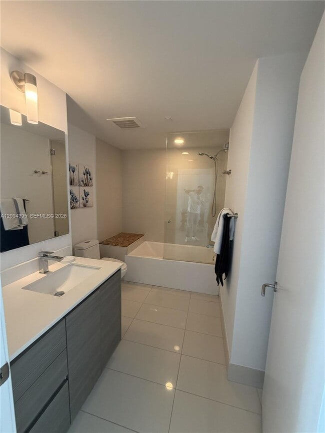 Building Photo - 460 NE 28th St