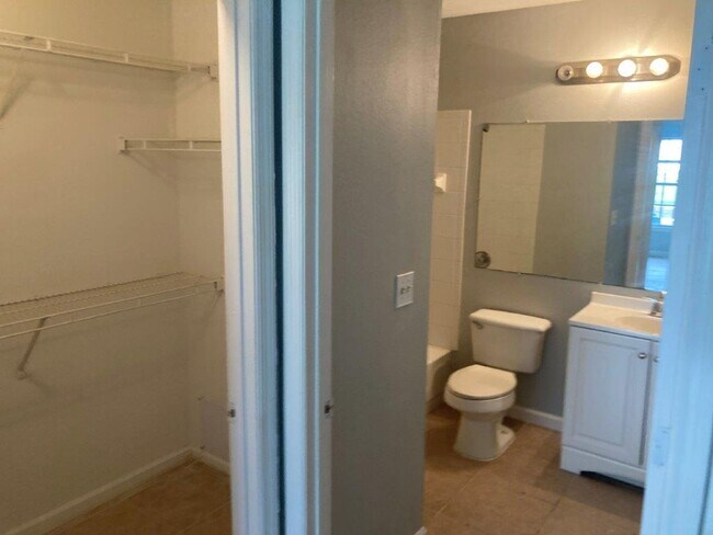Building Photo - Beautiful 2BD / 2BA Condo – Close to Unive...