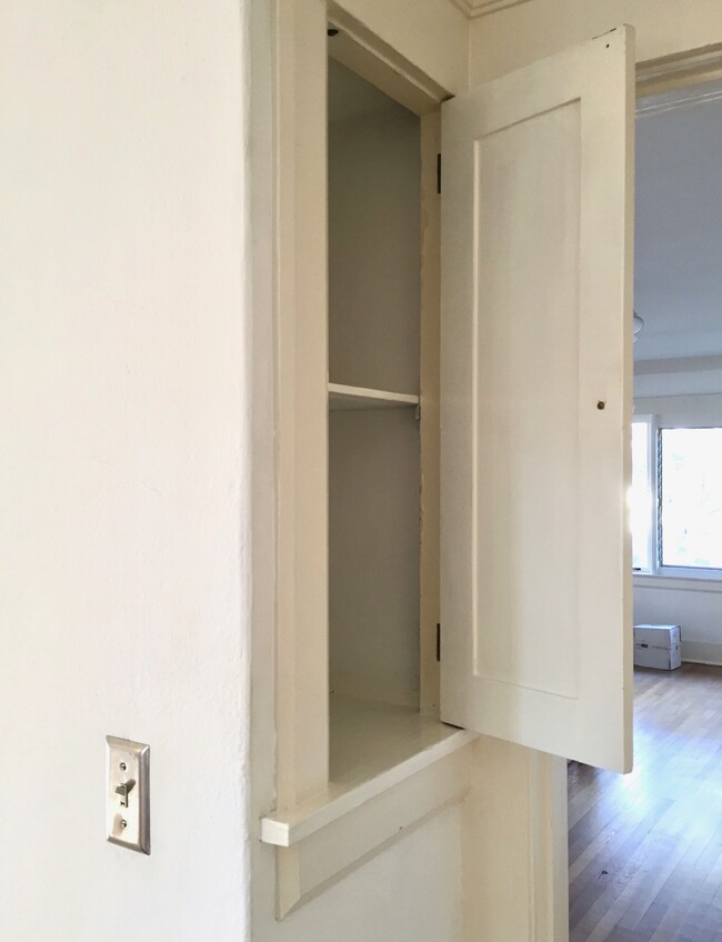 built-in bedroom - 3512 Pershing Ave