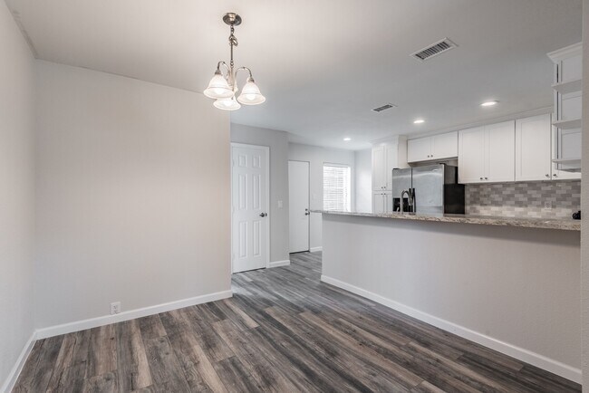 Building Photo - 2121 Fountain View Dr