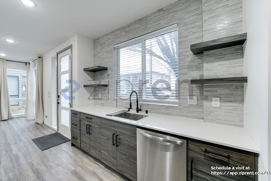 Building Photo - 539 S Cloverdale St