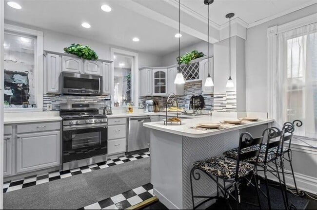 Building Photo - Stylish Victorian Home!