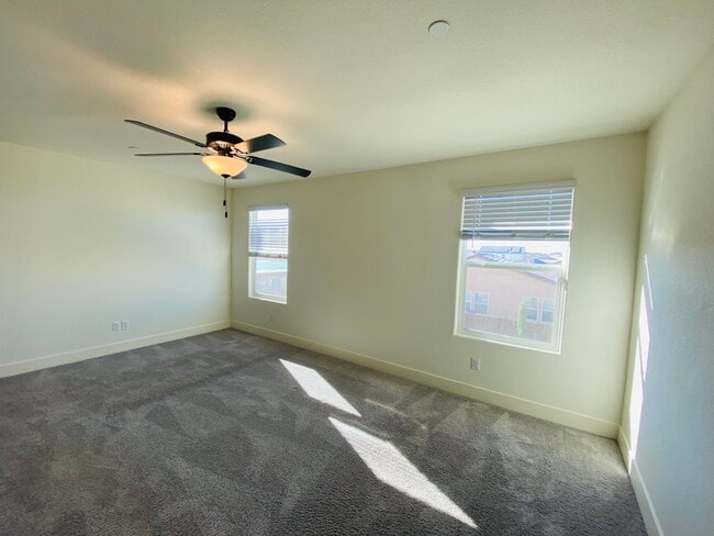 Building Photo - Beautiful 5 Bedroom 3.5 Bath Two-story sma...