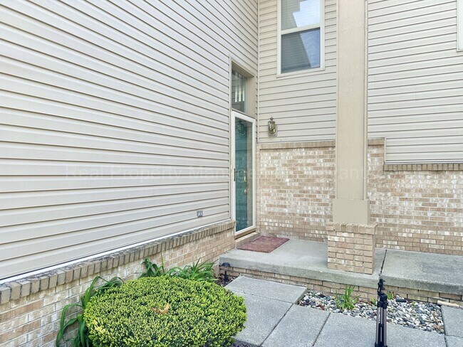 Building Photo - Beautifully Updated 2-Bedroom Townhouse w/ Finished Basement - Close to Royal Oak, Ferndale, Plea...