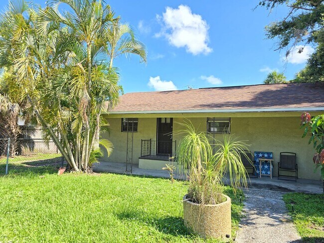 Building Photo - Cute 1 bed/ 1 bath Duplex Available now in...