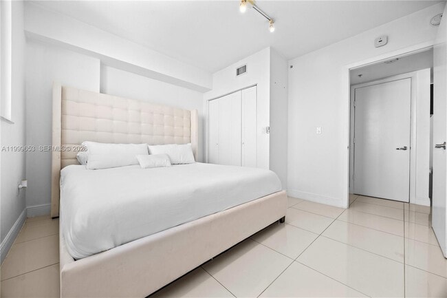 Building Photo - 1861 NW S River Dr