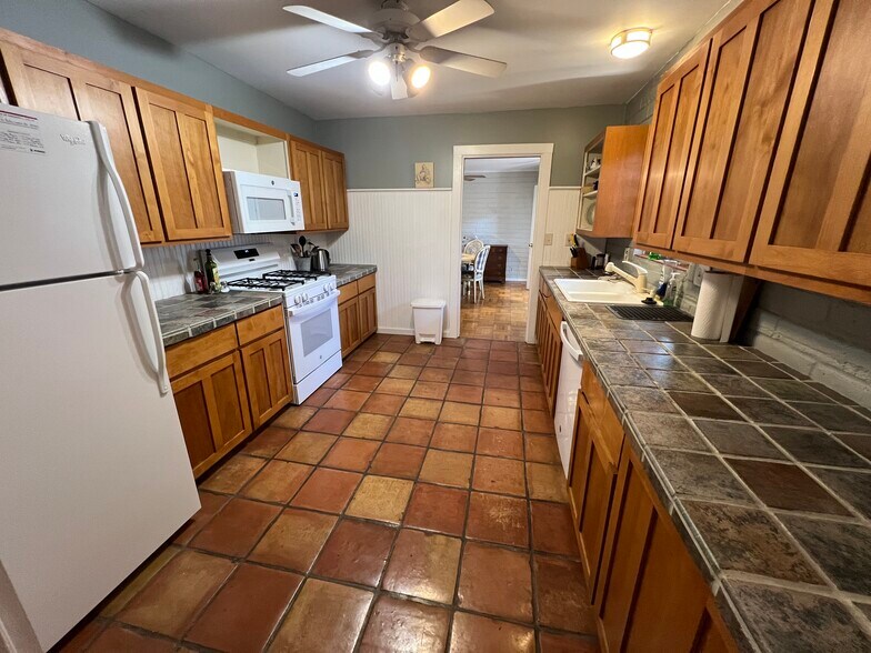 Building Photo - 604 W Roller Coaster Rd