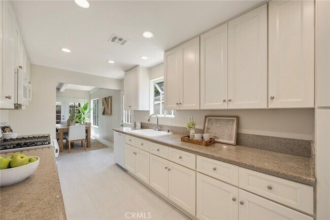 Building Photo - 618 S Pine Dr
