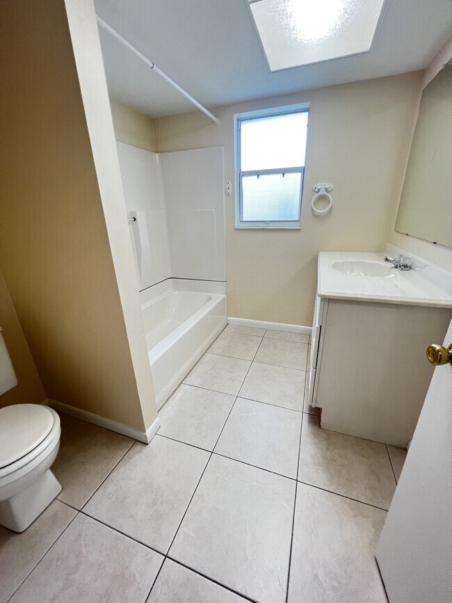 Building Photo - 609 SE 23rd Pl