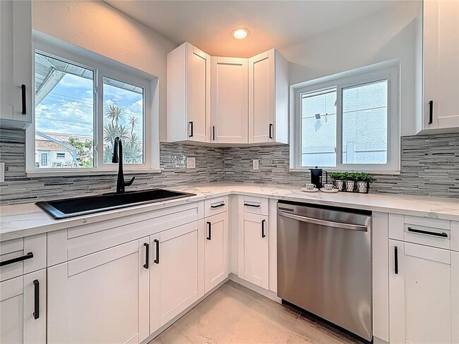 Building Photo - 572 Baywood Dr N